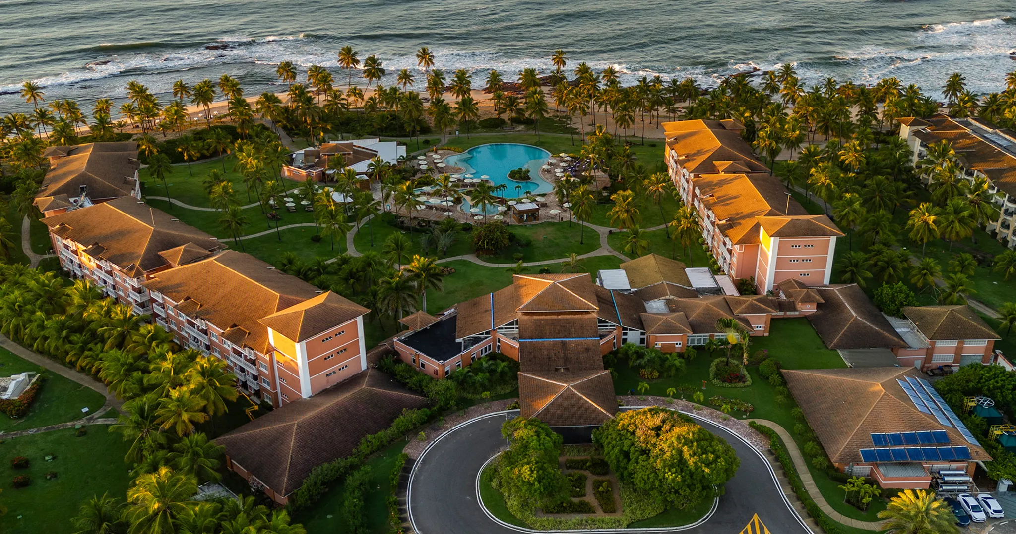 Fachada e piscina do Brisa Grand Premium
